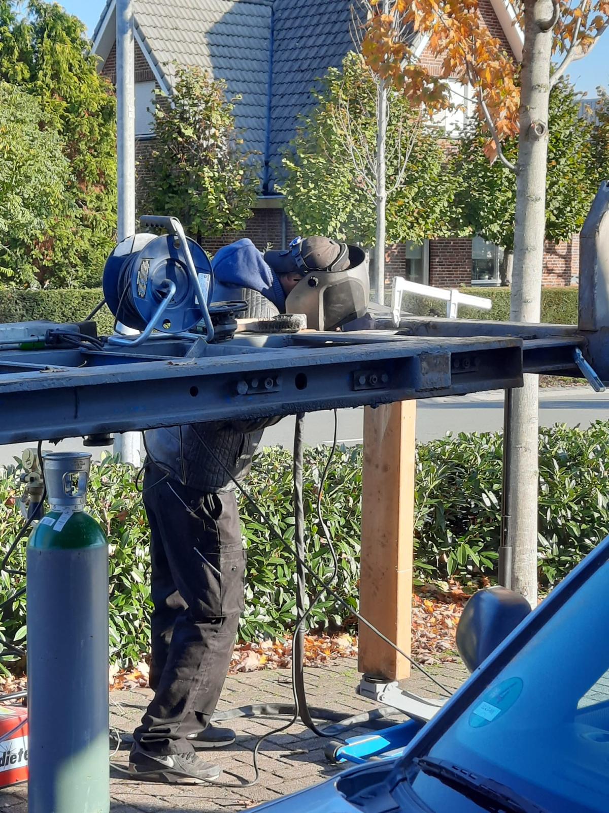 TIG-lasser voert nauwkeurig laswerk uit aan een metalen constructie.